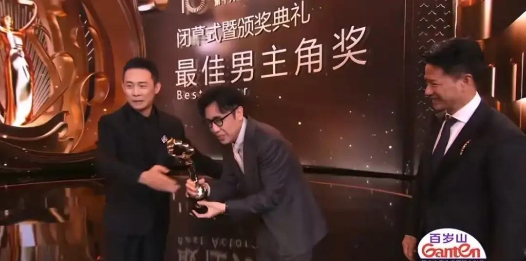 于和伟终于把天坛奖抱回家。55岁拿人生第一个A类影帝，地点就在北京。片子叫《