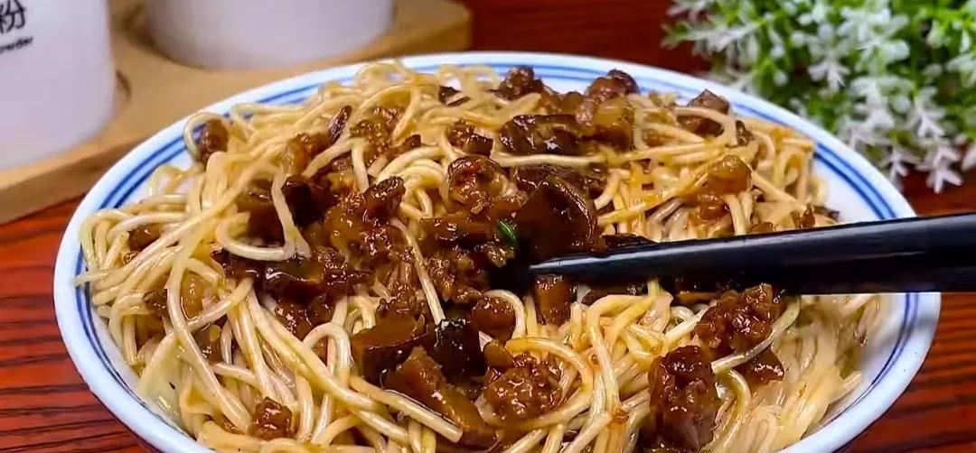 炸酱面详细步骤:所需材料：食材：面条，黄瓜，胡萝卜，洋葱，葱，蒜，猪肉，香菇调