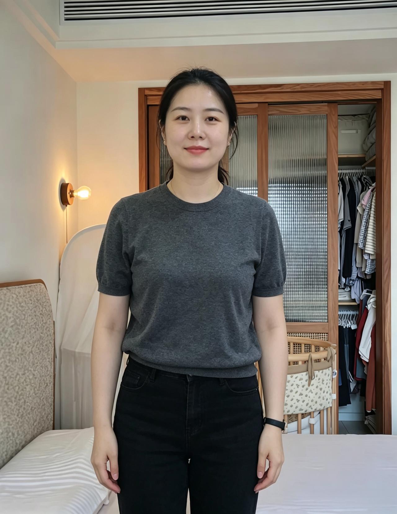 房间很静，我听见时间，在你的笑容里，轻轻摇晃。