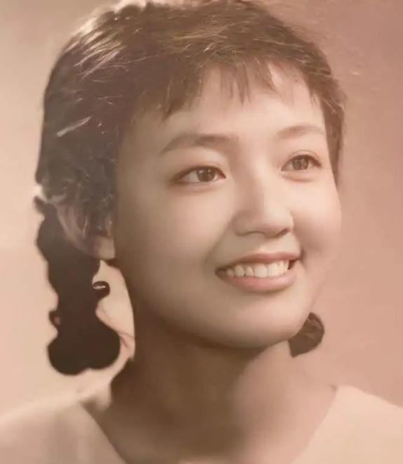 1991年，北京一伙流氓，吃饱喝足后想赖账，张兰上前阻拦，结果，流氓掏出一把枪顶