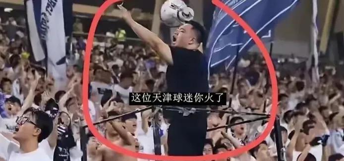 我对现场球迷呐喊助威的印象，还停留在以前的甲A时代，四川全兴主场球迷的“雄起”和