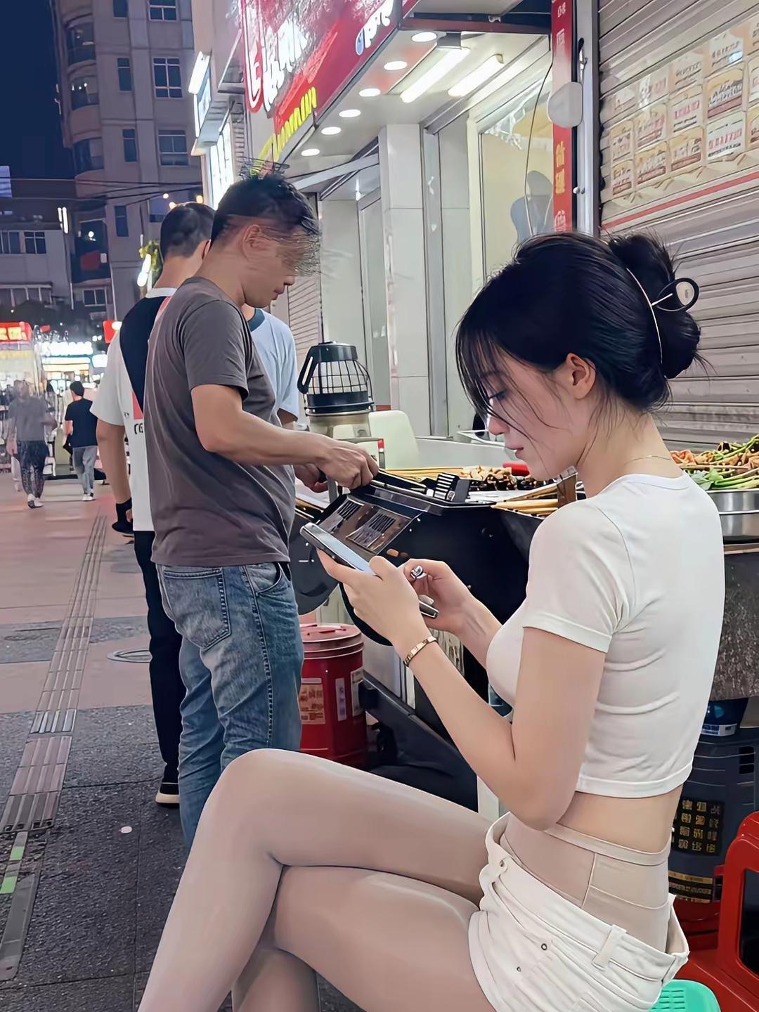 遇到这样的美女，你们都怎么搭话的？