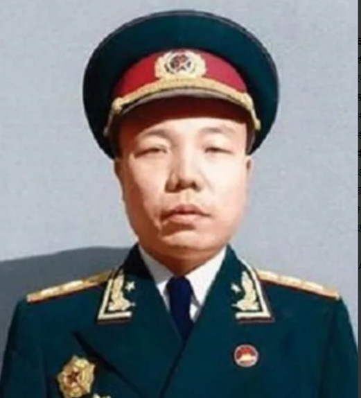 1935年，红军干部在筹集粮食时，被藏族土司抓走，政委萧华去谈判，土司却说：“留