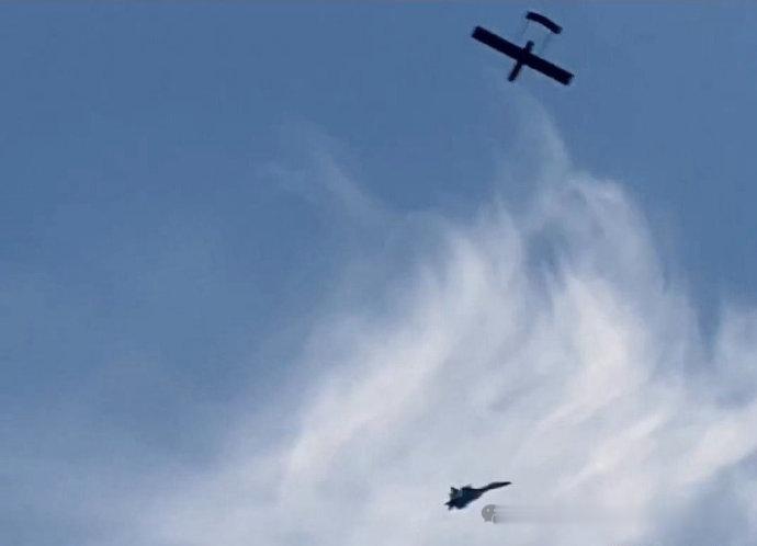 在昨天的空袭中，俄军出动苏-35S战斗机在列宁格勒州上空拦截乌克兰发射的FP-1