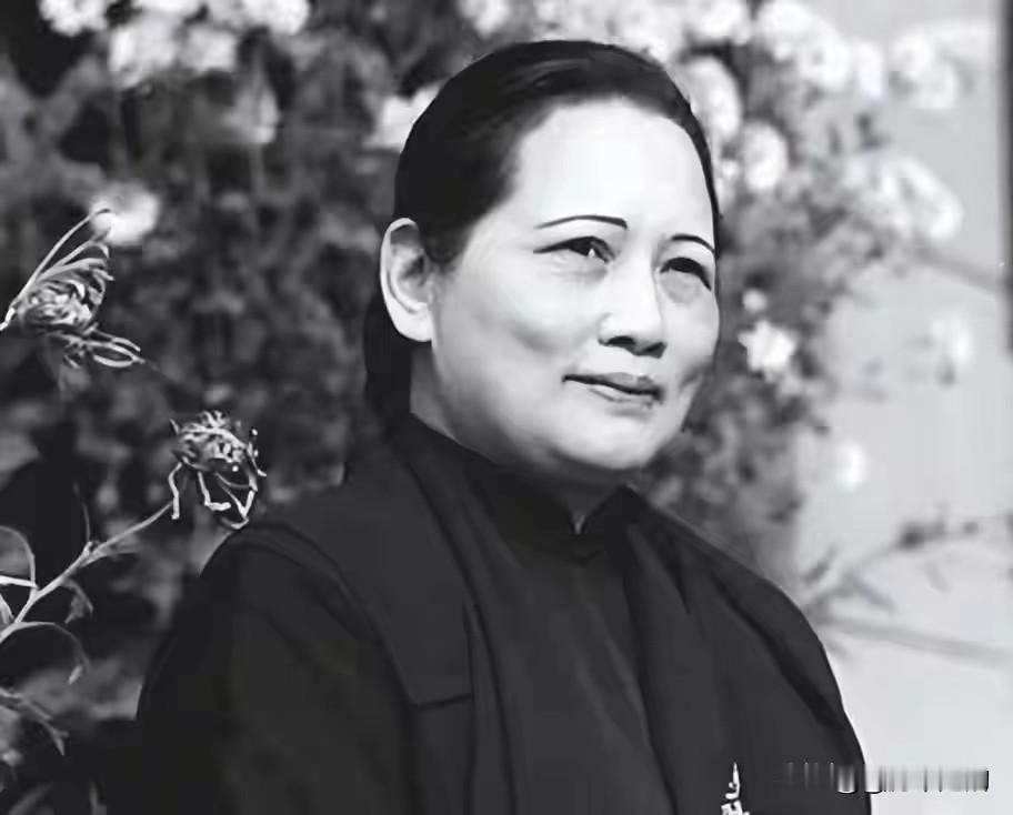 1949年10月1日，开国大典刚刚结束，宋庆龄站在天安门城楼东侧，望着人群逐渐散