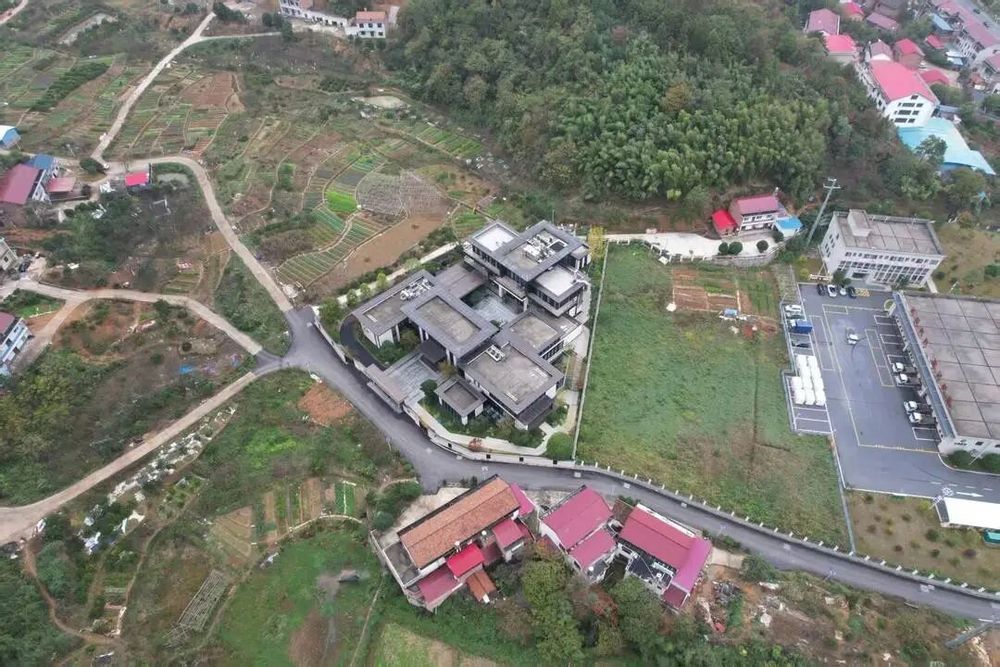 湖南一5000㎡别墅酒店建在耕地上? 当地镇政府: 属县烟草局土地, 不归镇里管