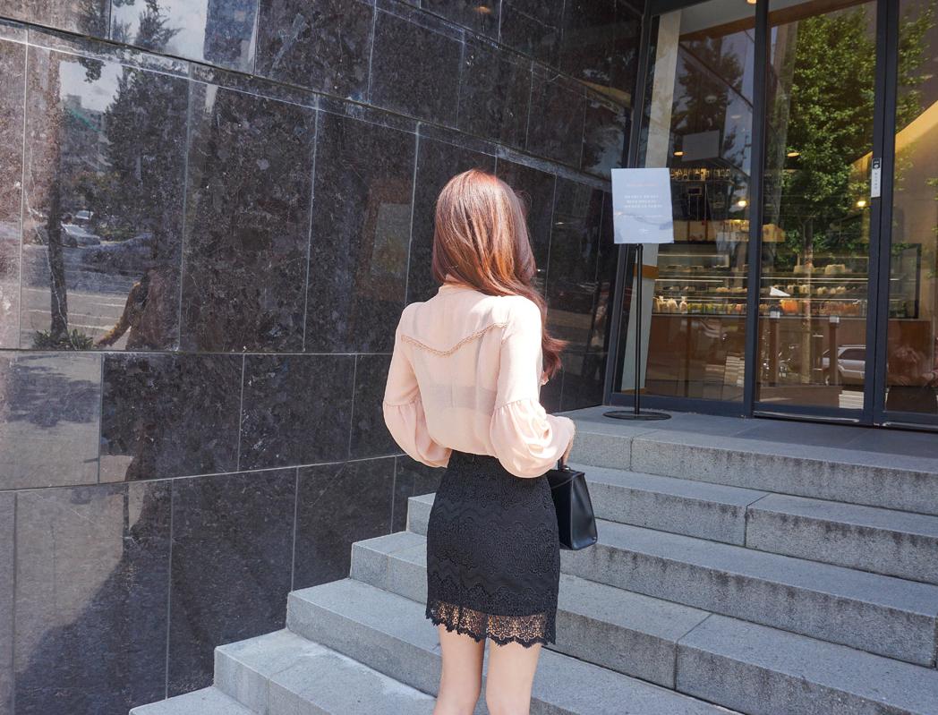 黑白配真是优雅穿搭界的经典组合，百看不厌。之前逛街看到一位女生，上身穿一件宽松的