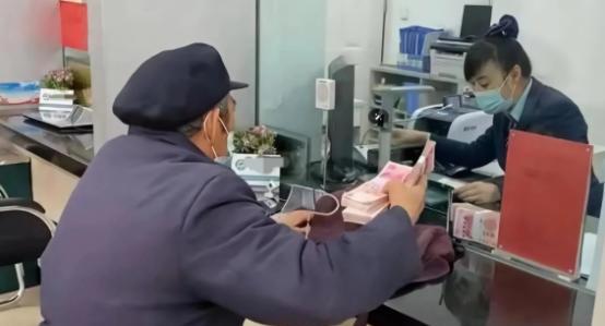 “银行闹大了！”陕西西安，一大爷家里120000元的存款到期，于是来到银行重新存
