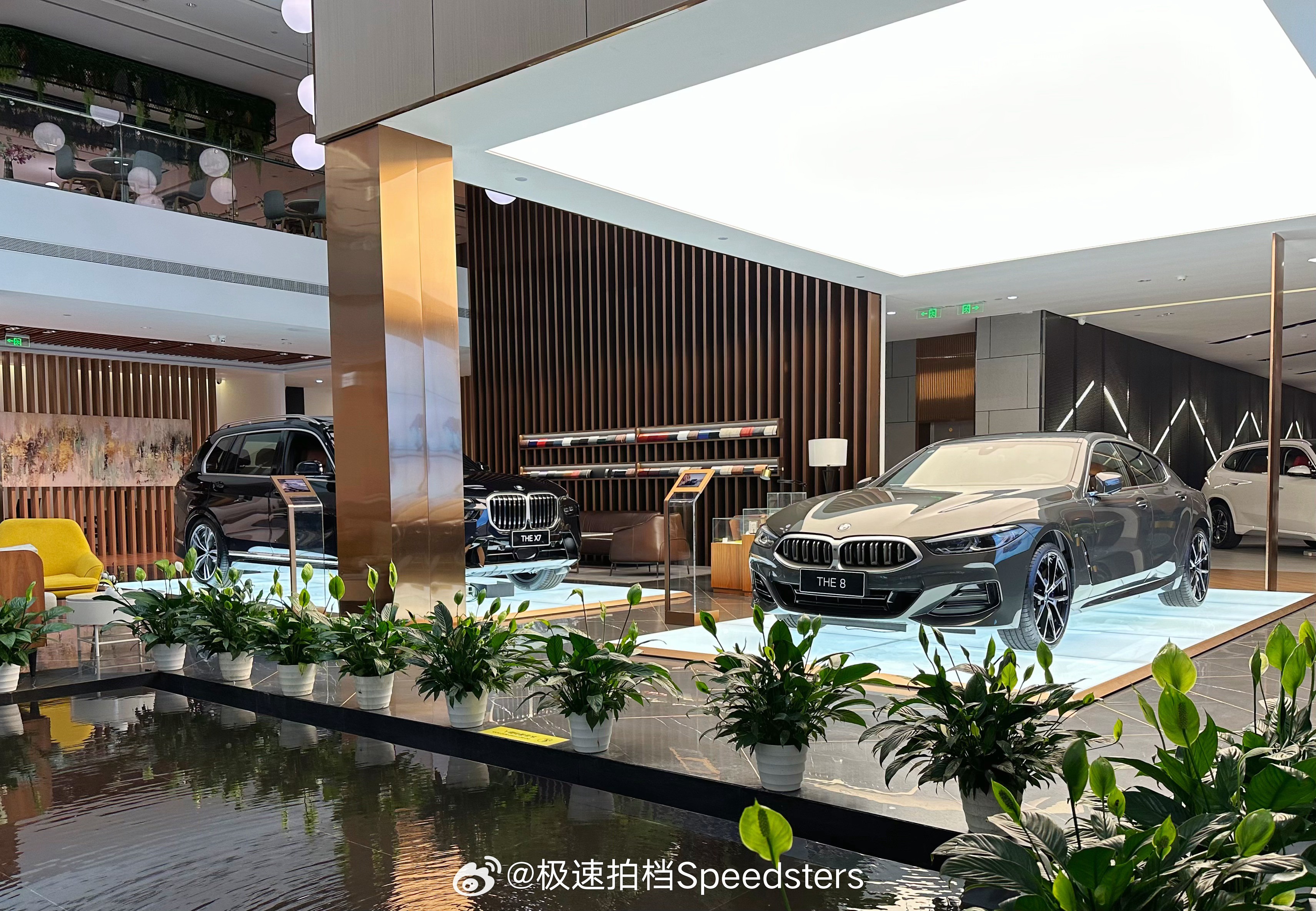 现在宝马这么亲民了吗？[惊恐]好久没去店里看车，今天去宝马店里拍摄，不经意问了一