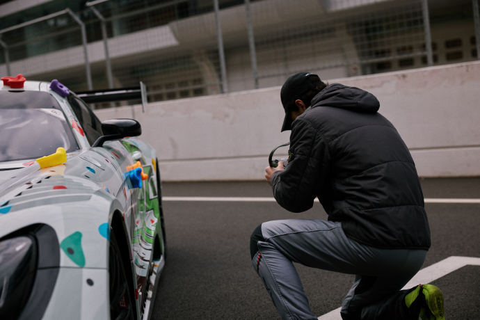 王一博85号赛车手车内随拍王一博拍赛车的姿势王一博85号赛车手车内随拍，王一