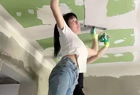 云南25岁刮腻子的女网红“小桃子吖”意外离世。她因长相甜美和刮腻子工作的反差走