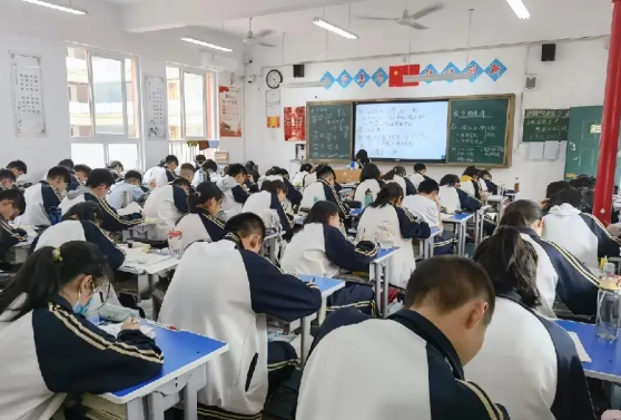 各阶段的学校开始反内卷了！​初中取消晚自习和晨读：高中强制赶学生回去双休