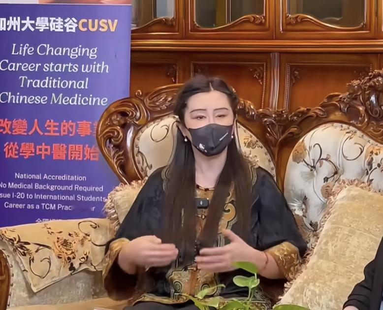 王祖贤这个人，你不能细看，因为你仔细看，就会发现她虽然戴着口罩，但眼睛的