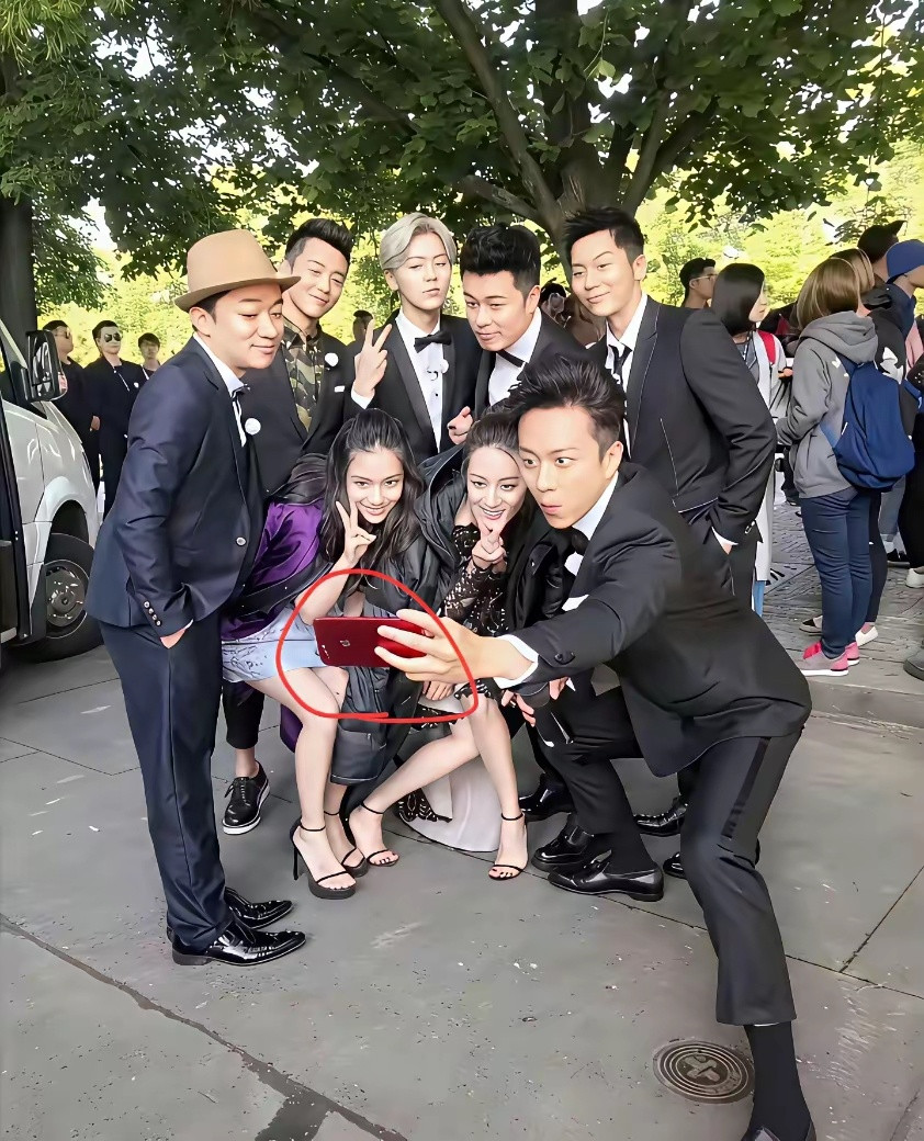 邓超拍照用的是什么牌子手机，颜色挺好看