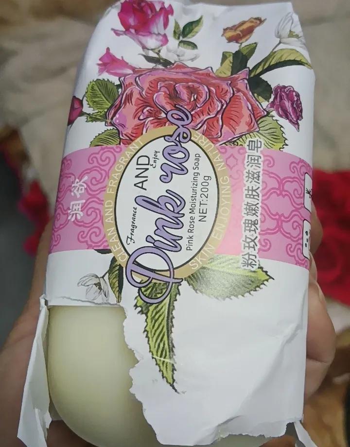 香皂往衣柜一放，味儿真就淡了。不是玄学，是皂分子在偷偷干活。别直接塞，包块布