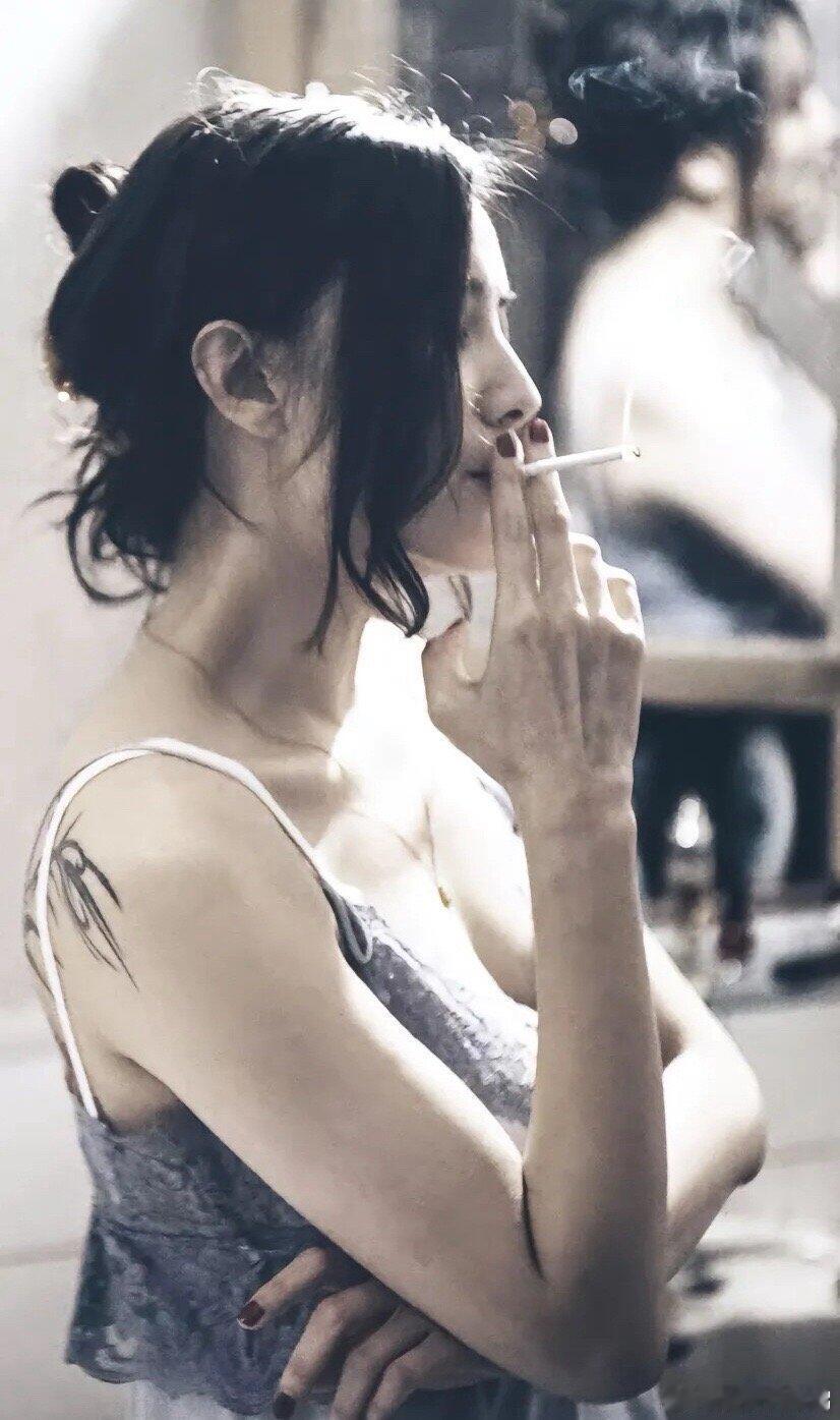 2025年，宋佳干了一件让整个娱乐圈都瞠目结舌的事——她居然在半年内，把中国电视