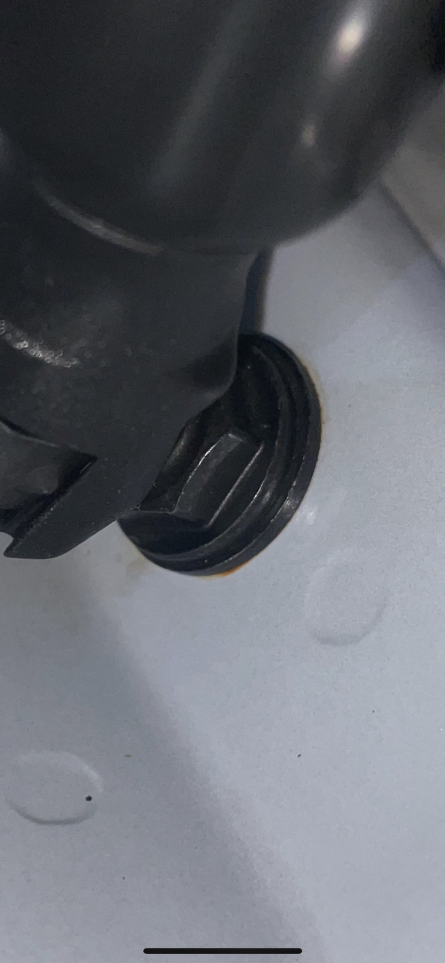 两厢思域后备箱生锈这里是生锈了吗，我这才开了不到4个月，擦了几次擦不掉。