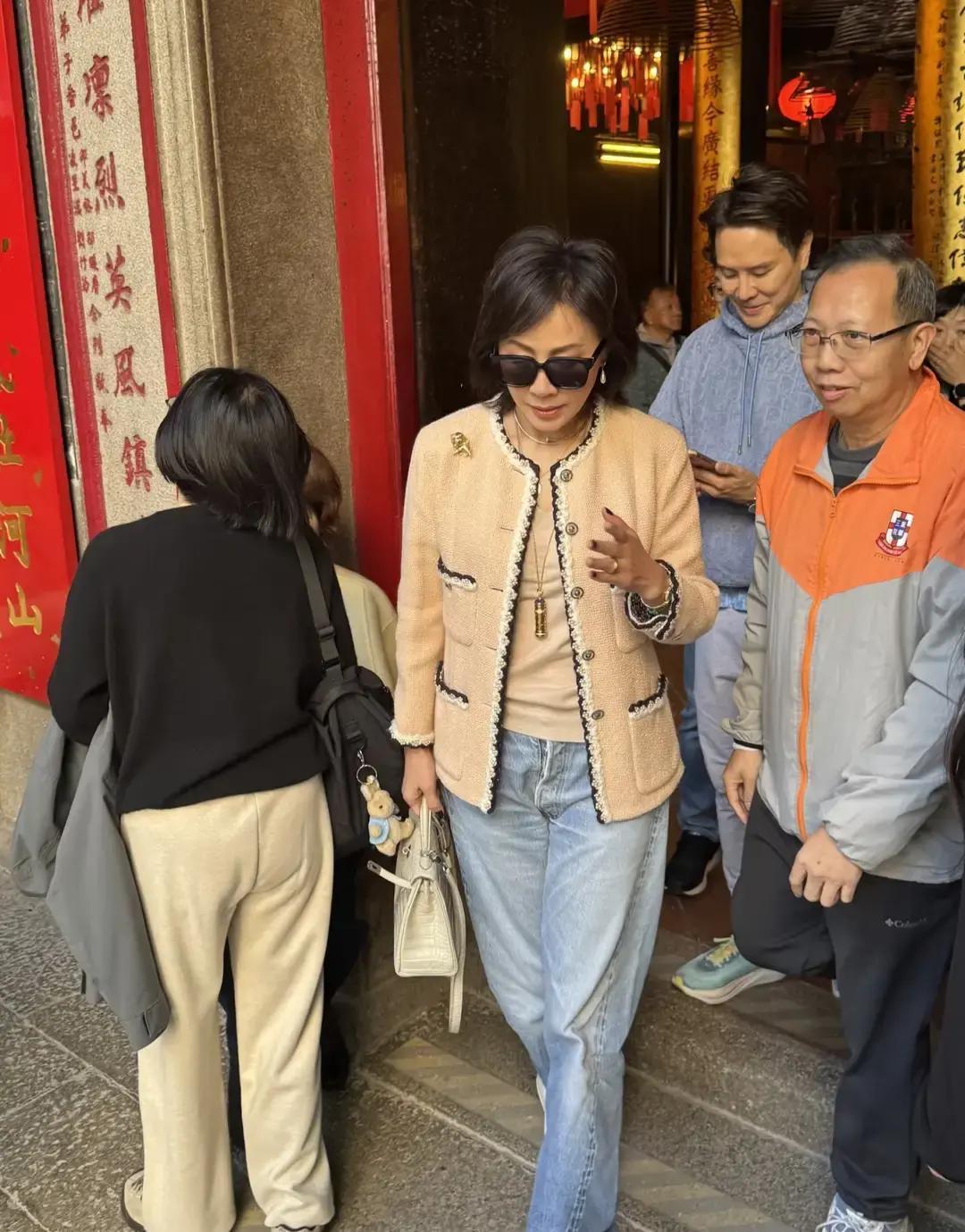 60岁穿12万外套求子？真相扎心刘嘉玲1月2日现身香港文武庙，金链叠到锁骨