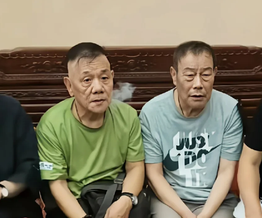杨进明来了，往那里一坐，就知道人家是兄弟，人家是一家人，大概率他会和杨议几个一起