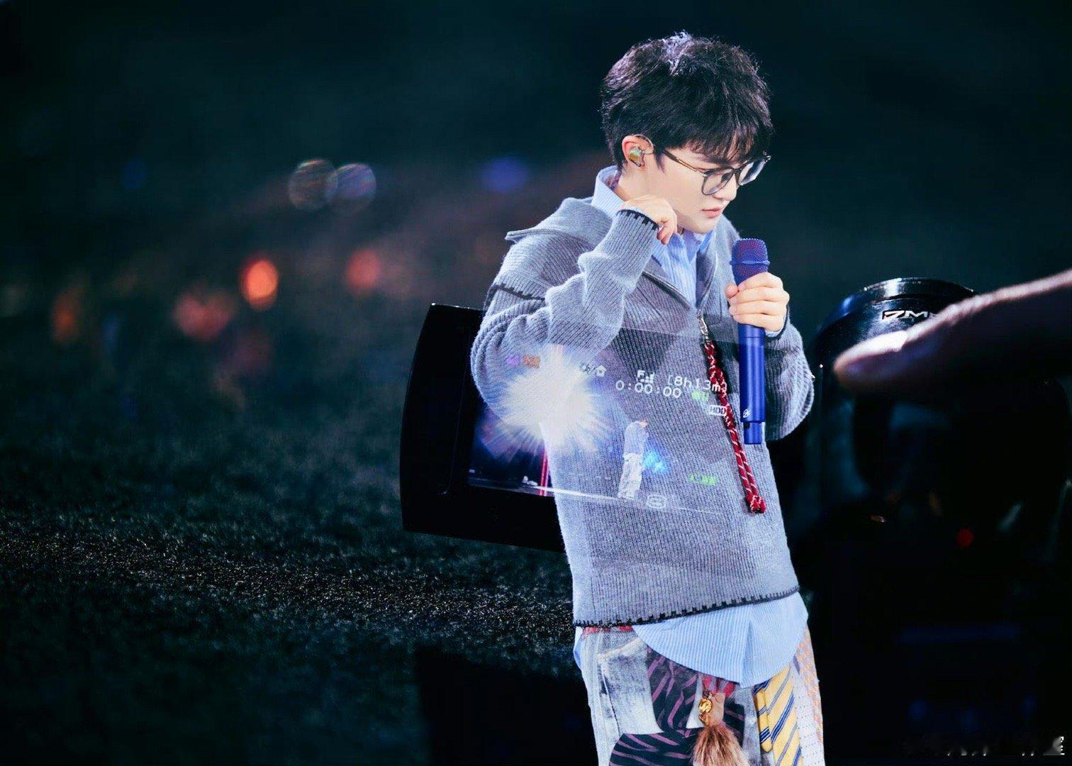 周深也不知道自己在说什么救命！周深的粤语表演变成单口相声了！一本正经地开始，迷