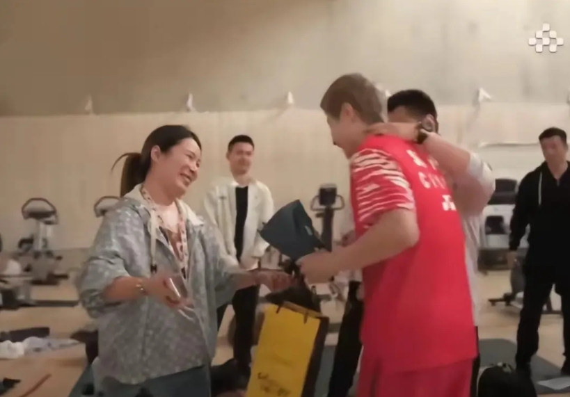 翻阅完整个网络，也没搞清楚这个在后台等着石宇奇和他拥抱的人是谁，而且地位应该还不