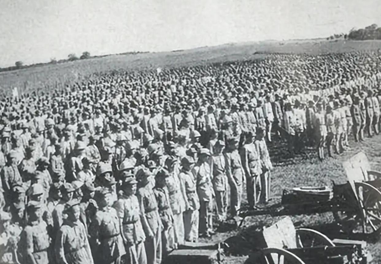 1949年统一整编，为何四野近百万兵只12军，三野58万却16个军？很多人