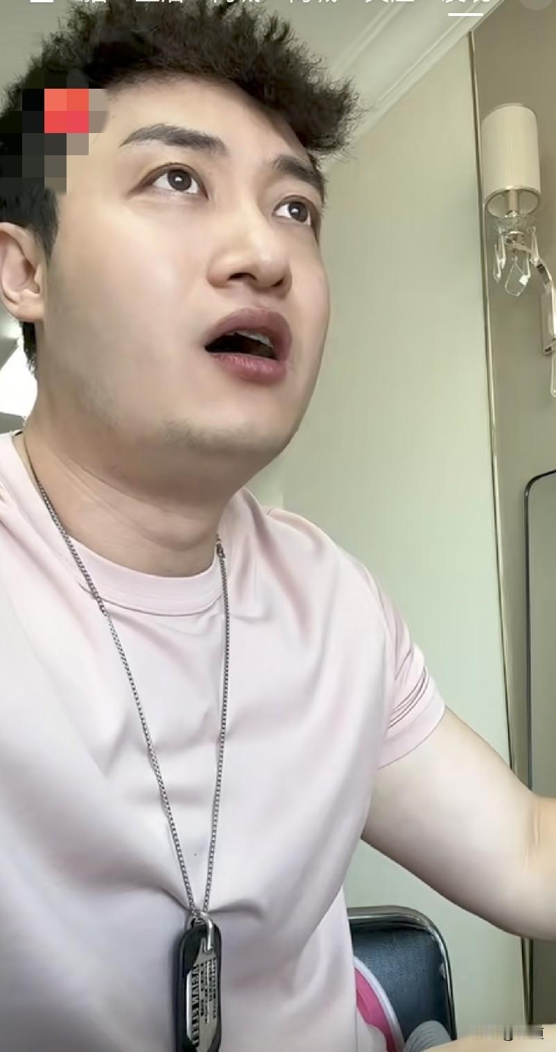男子说他买的恒大的房子，房产证终于下来了，他等了8年，他以为这辈子都看不着房产证
