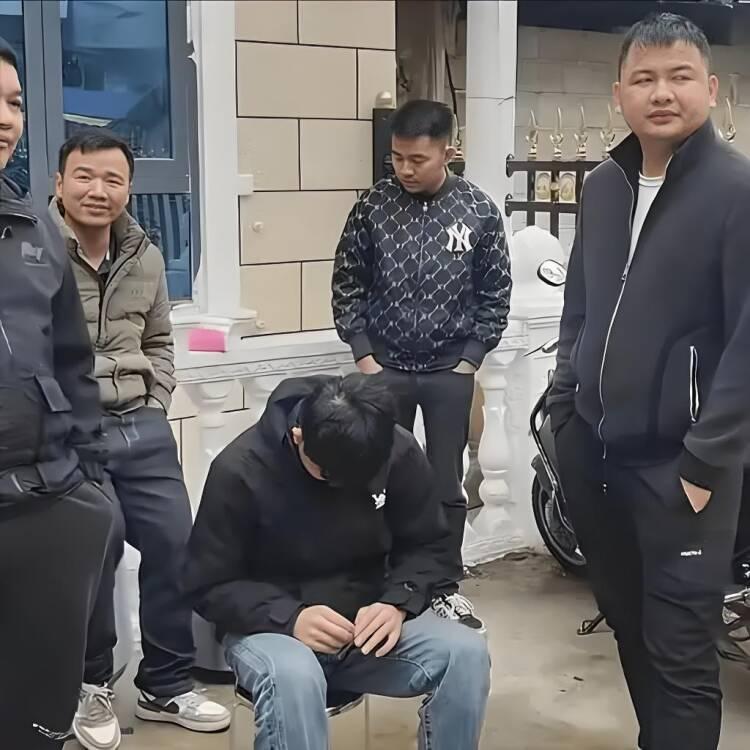 最近听了些农村的事儿,好些村子里的男的讨不到老婆,就说有个两千多人的村,快两百