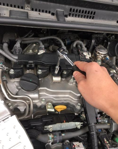 我上周自己换了卡罗拉的火花塞，不是所有发黄的火花塞都坏了。我拿手电照旧件，裙部确