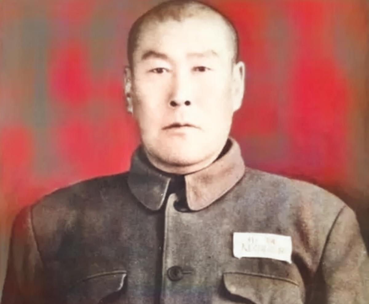 1942年，一女八路从来不洗脚，引起了游击队长甄凤山的警惕，他半夜潜入女队员房间