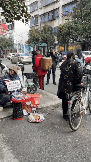 一位大妈疑似在街头贩卖国家珍贵的野生保护鸟类:褐马鸡？结果被路人看到后报了警！