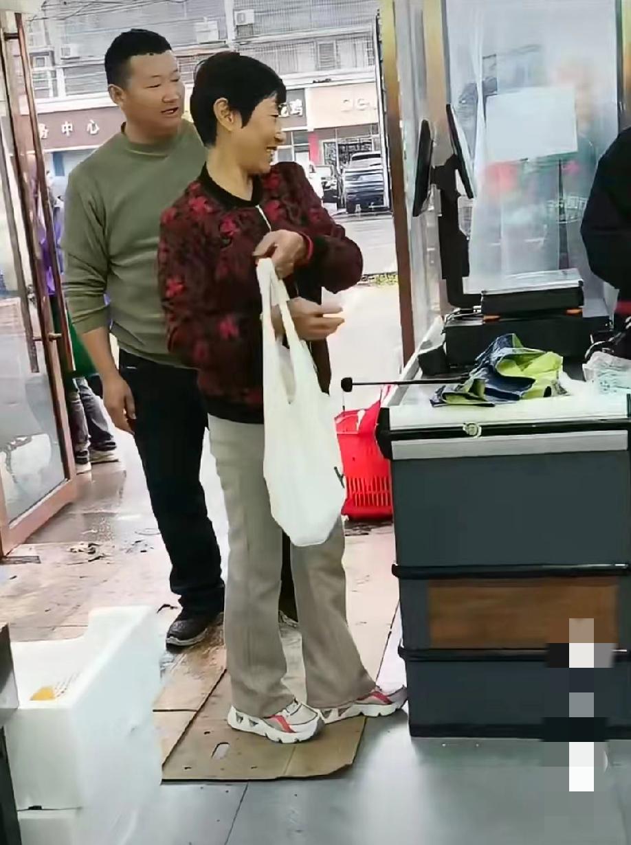 江苏无锡，一生鲜超市内，大妈买了少许商品后，顺手拿了一大把塑料袋，被老板当场逮住