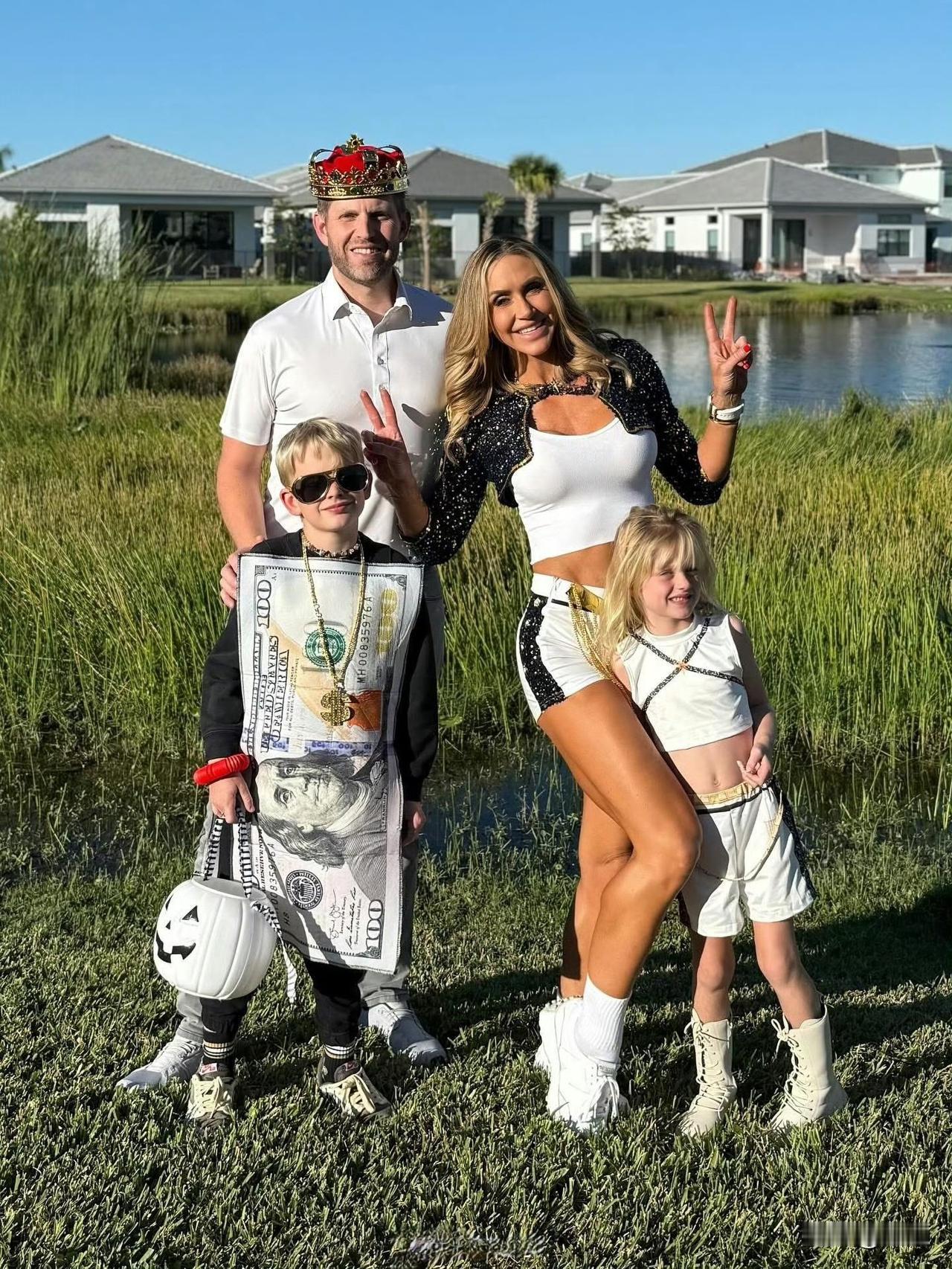 瞧这一家子！川普的儿子Eric故意在万圣节这天打扮成“国王”，此前，川普在韩国接