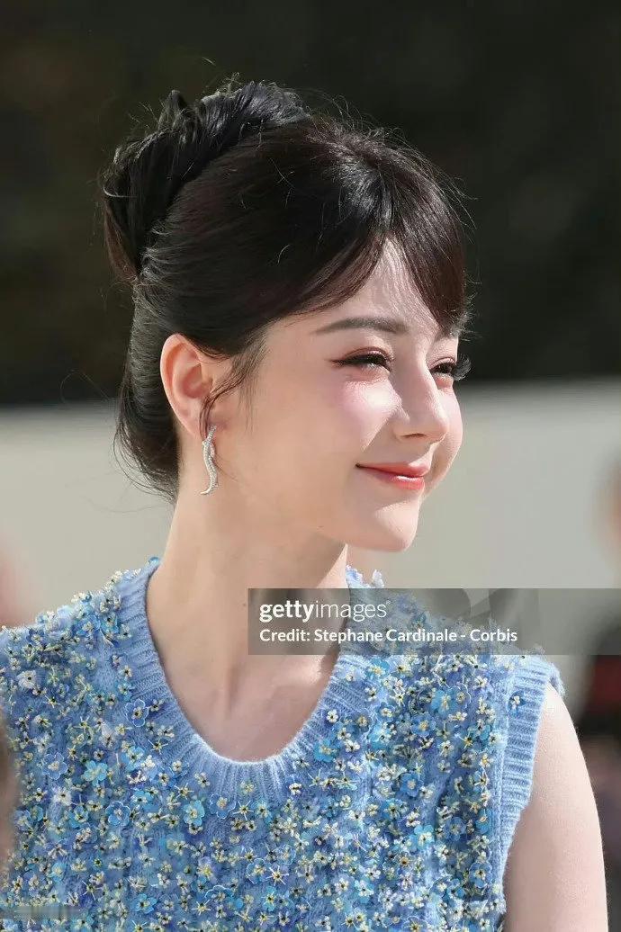 迪丽热巴这张生图也太绝了！阳光洒在她身上，慵懒又惬意。像一只正在晒太阳的小猫，