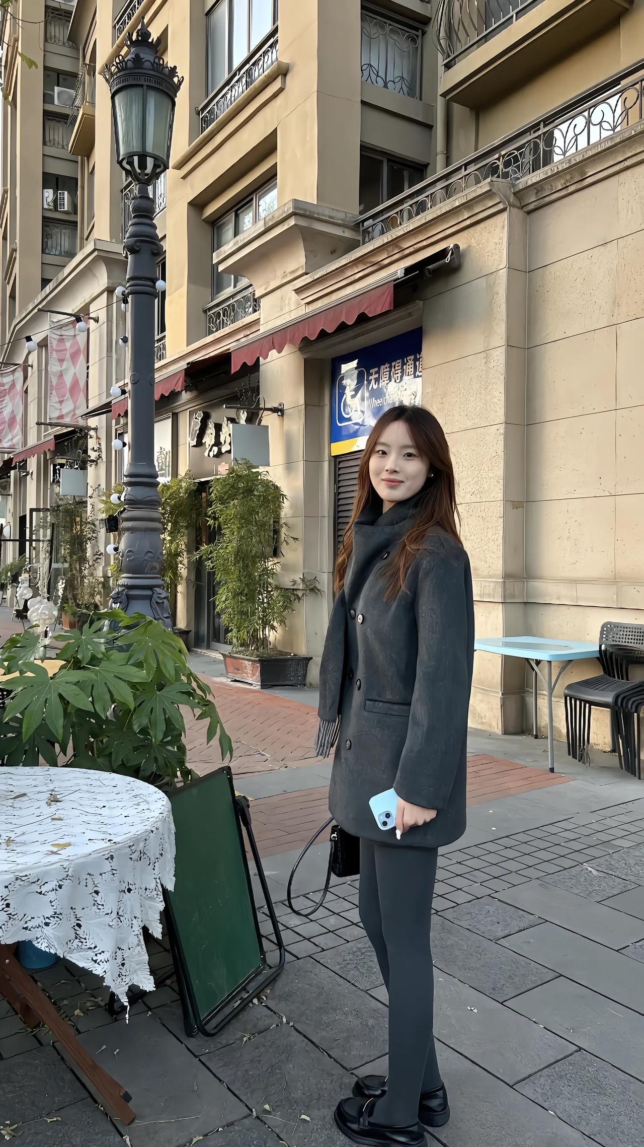 红袖添香夜，轻纱掩面时。