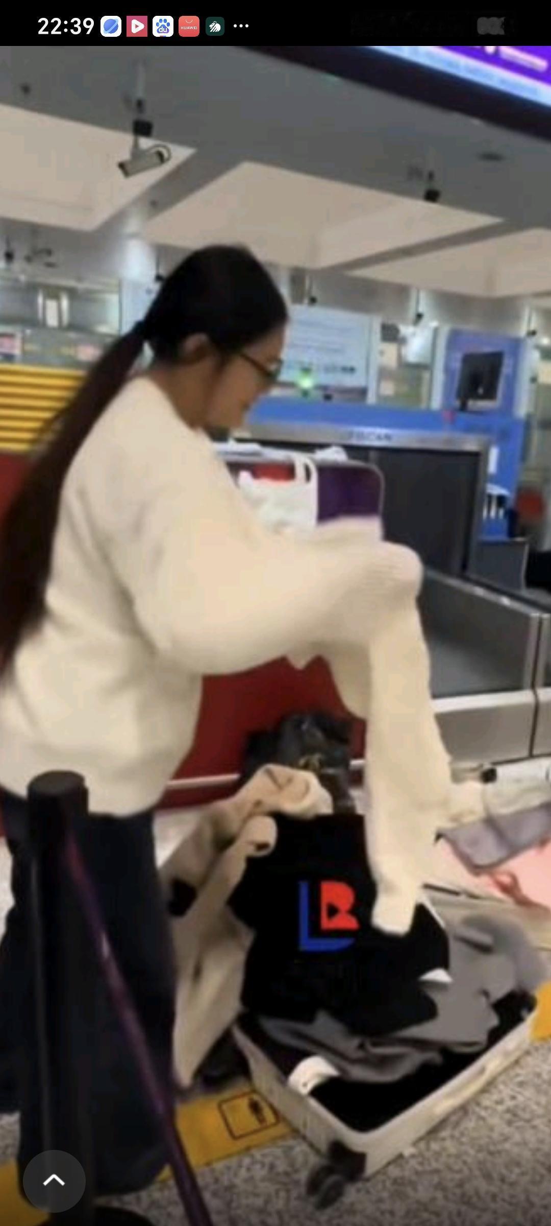 好笑又无奈！两名女孩坐飞机遇行李超重，28公斤要收520元托运费，两人当场开窍，