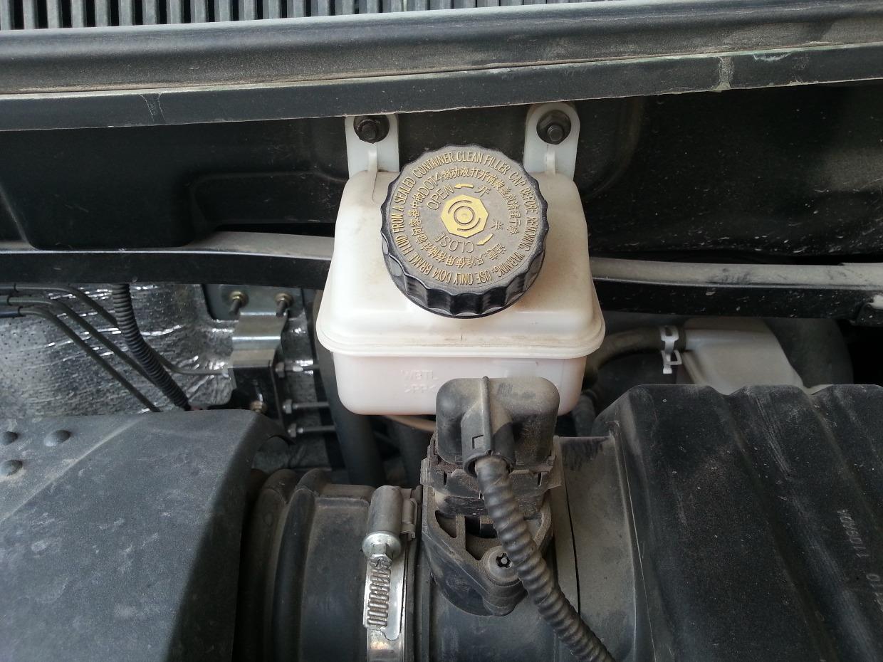 玩车多年，见过太多车主被刹车油更换周期搞懵，最离谱的就是身边两台车的极端对比：一