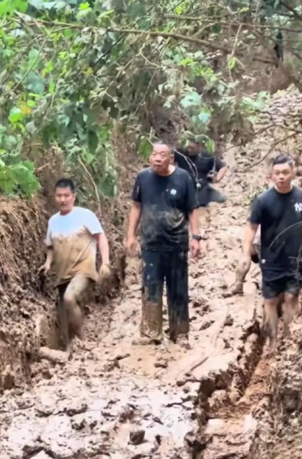 又双叒叕陷车了！于东来进山越野，车子扎进半米深烂泥，被困山里两天两夜。说起胖东