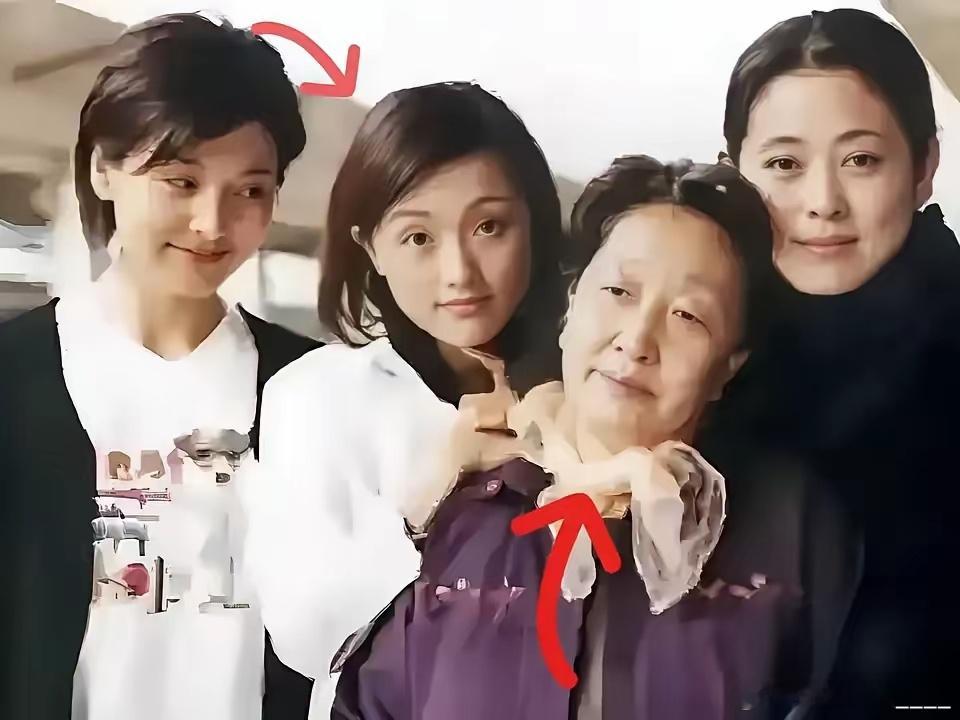 朱媛媛的婆婆说，确诊那天她攥着化验单在阳台择了一下午韭菜，梗子掐得指甲缝里都是绿