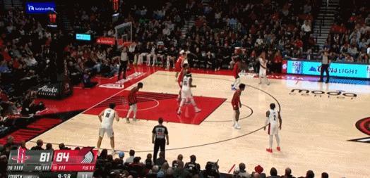 杨瀚森这球没扣进啊？三分线外拿到球的时候，亚当斯没上来，这时候可以投，大空位