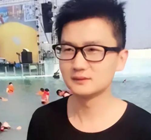 2005年，宁夏姑娘耿兰俊不顾父母反对，做了国内首例“女变男”的手术，当男性器官