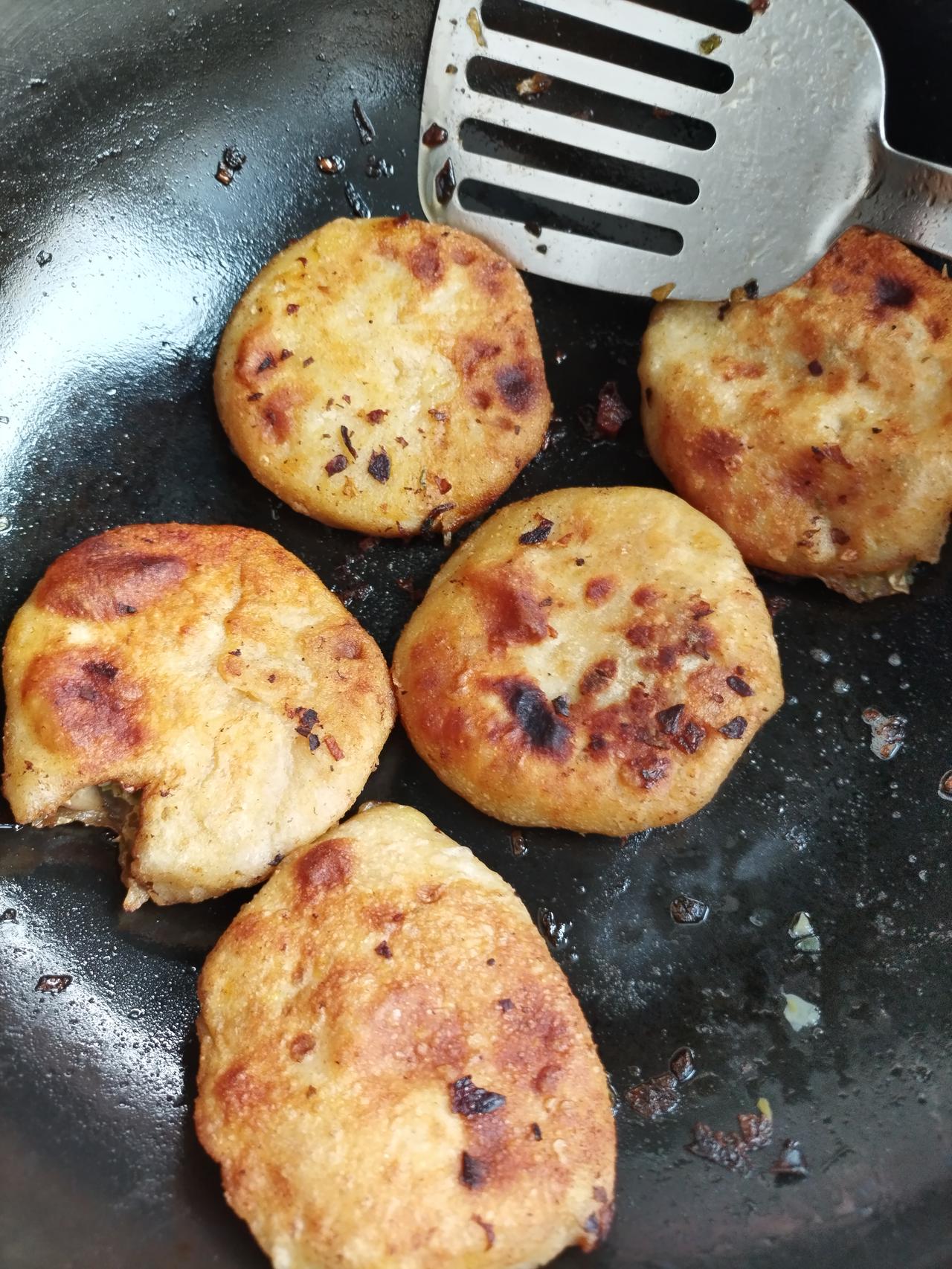 老伴儿，昨天包饺子剩点馅儿。突发奇想，今天又烙上了馅儿饼。胆子太大，又熬