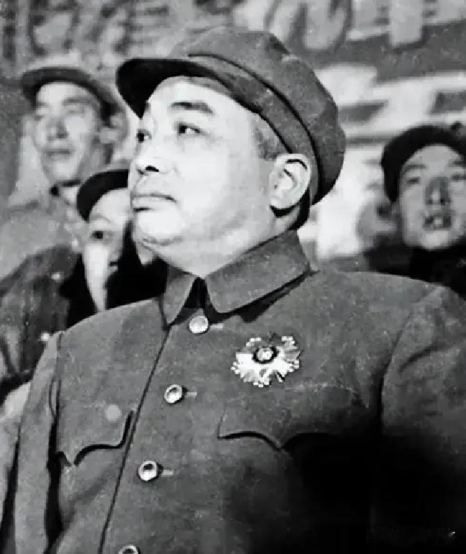 黄克诚感叹：“彭德怀、贺龙二位元帅都是出类拔萃的沙场悍将，但志趣迥异、差别很大。”彭德怀放下电话，在