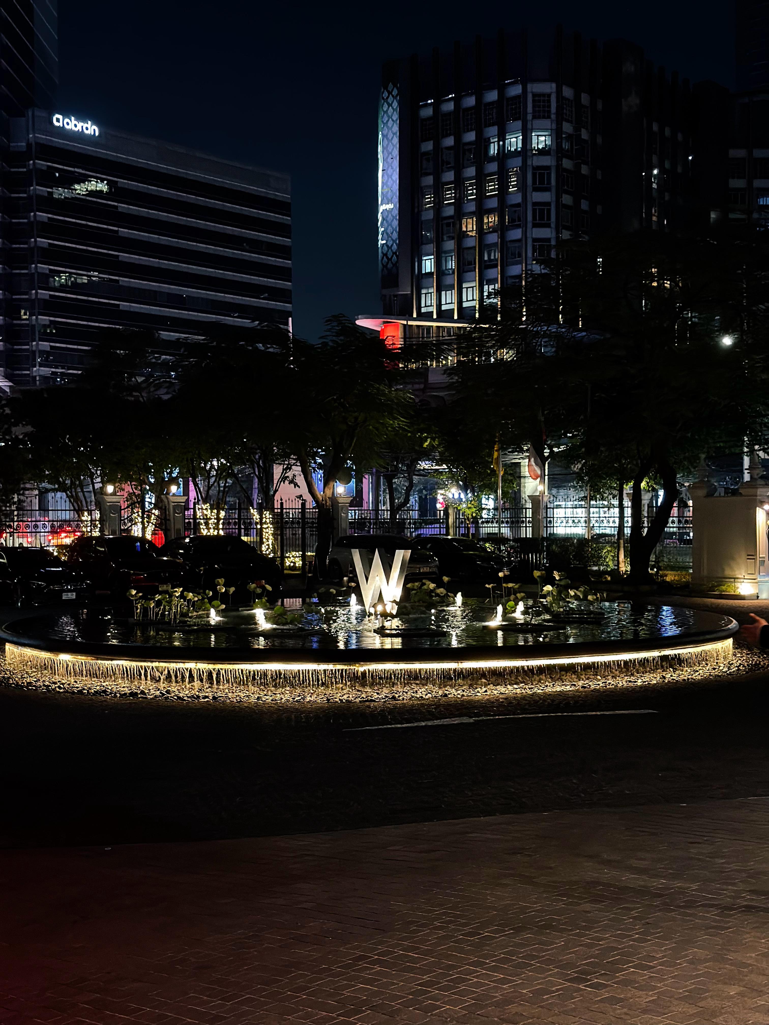 今天住曼谷的W酒店，比香港的住宿环境好太多了曼谷有啥好吃的？？准备觅食去了，