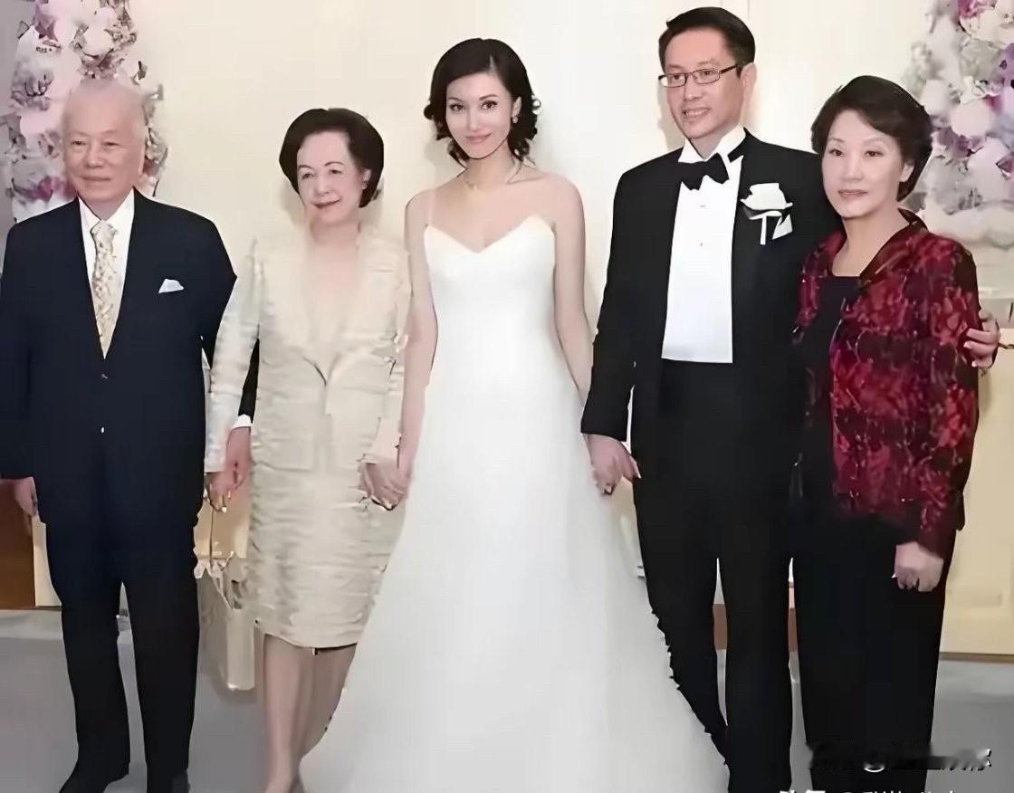许晋亨的爸爸这辈子只有一个老婆三个孩子，大儿子很有出息但是很早就因病走了，留下了