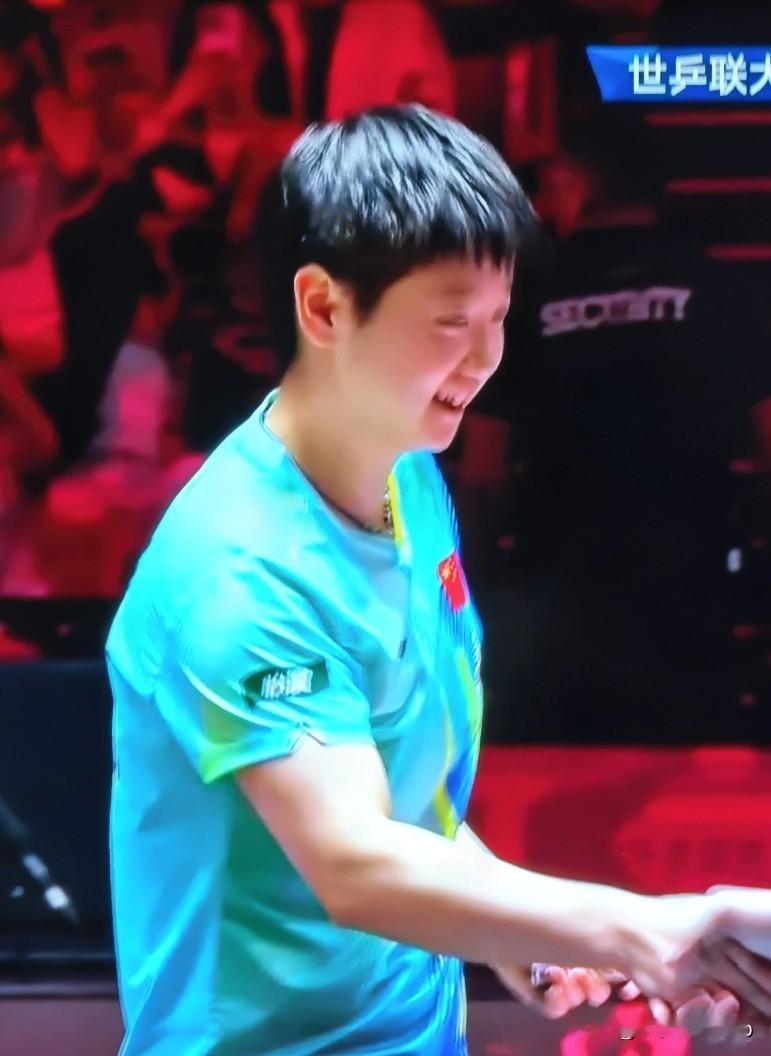 孙颖莎乐了，萨马拉也乐了。虽然孙颖莎最后以3:1战胜了罗马尼亚37岁老将萨马拉