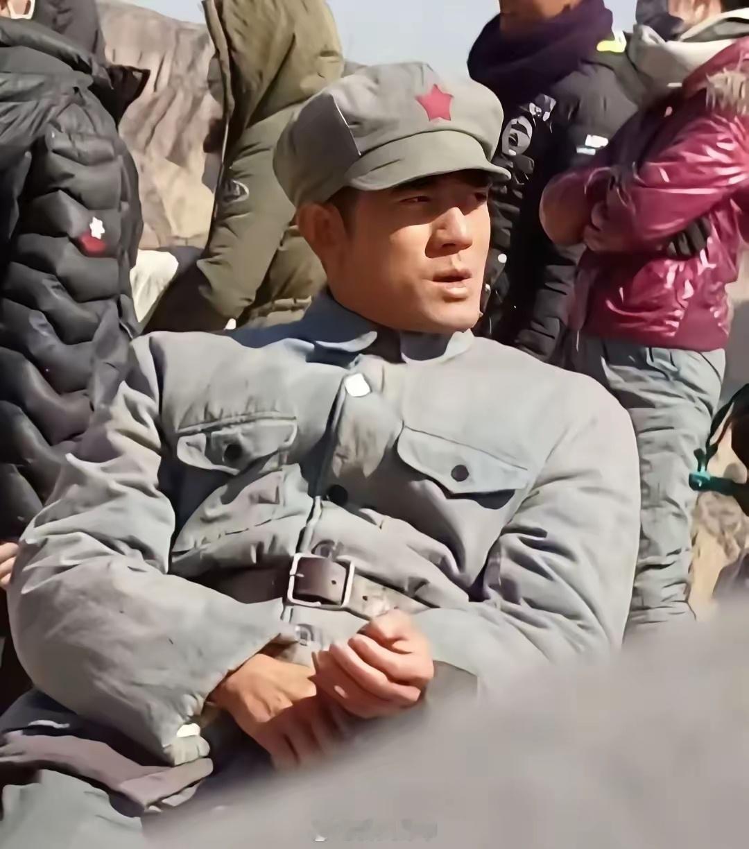 郭天王经过在《密战》中饰演地下党员的洗礼后，红色基因是越发强大了[doge]​