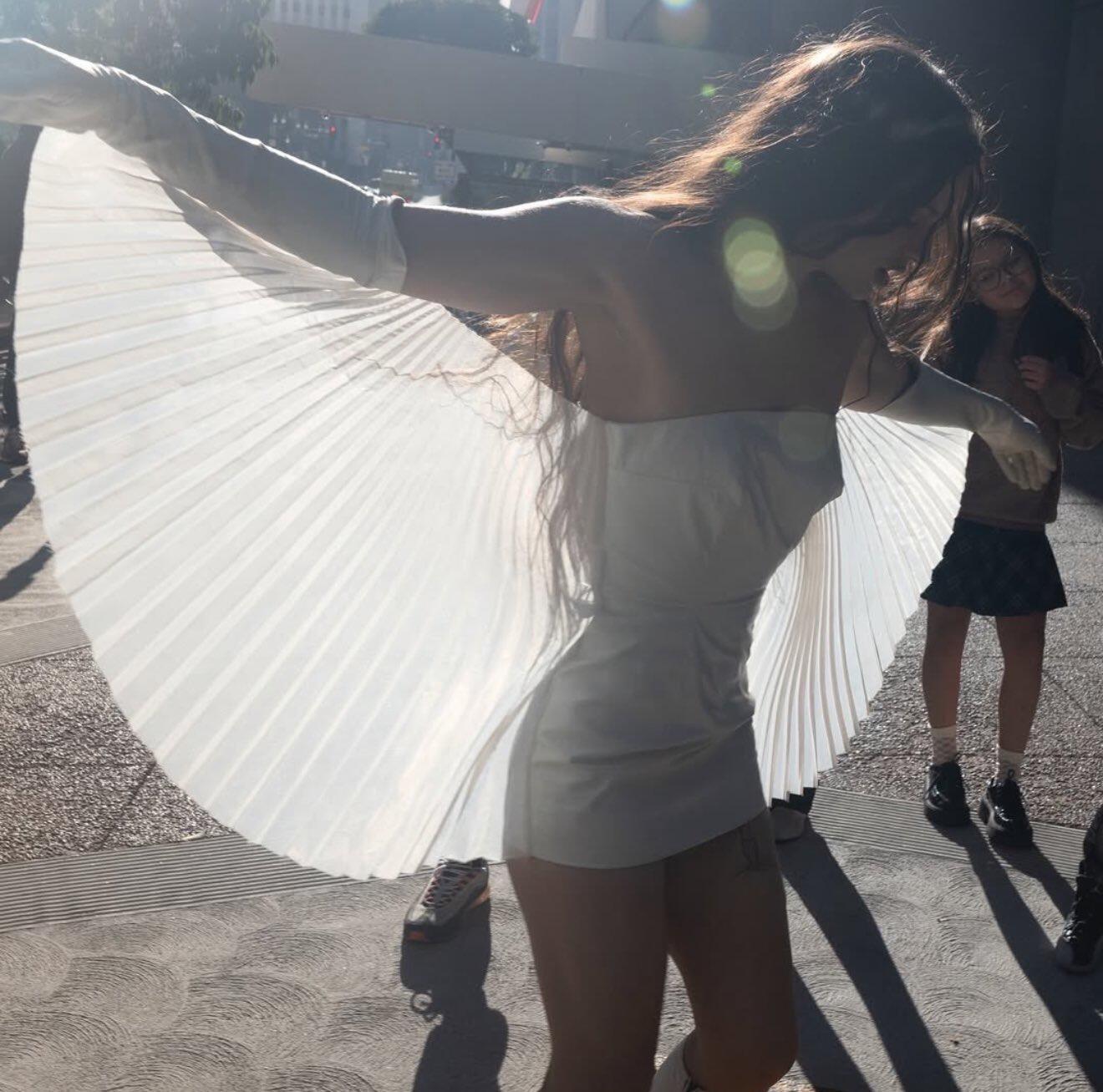 JeremyScott98ss的款好美啊…展开手臂发现是自带天使翅膀的小裙