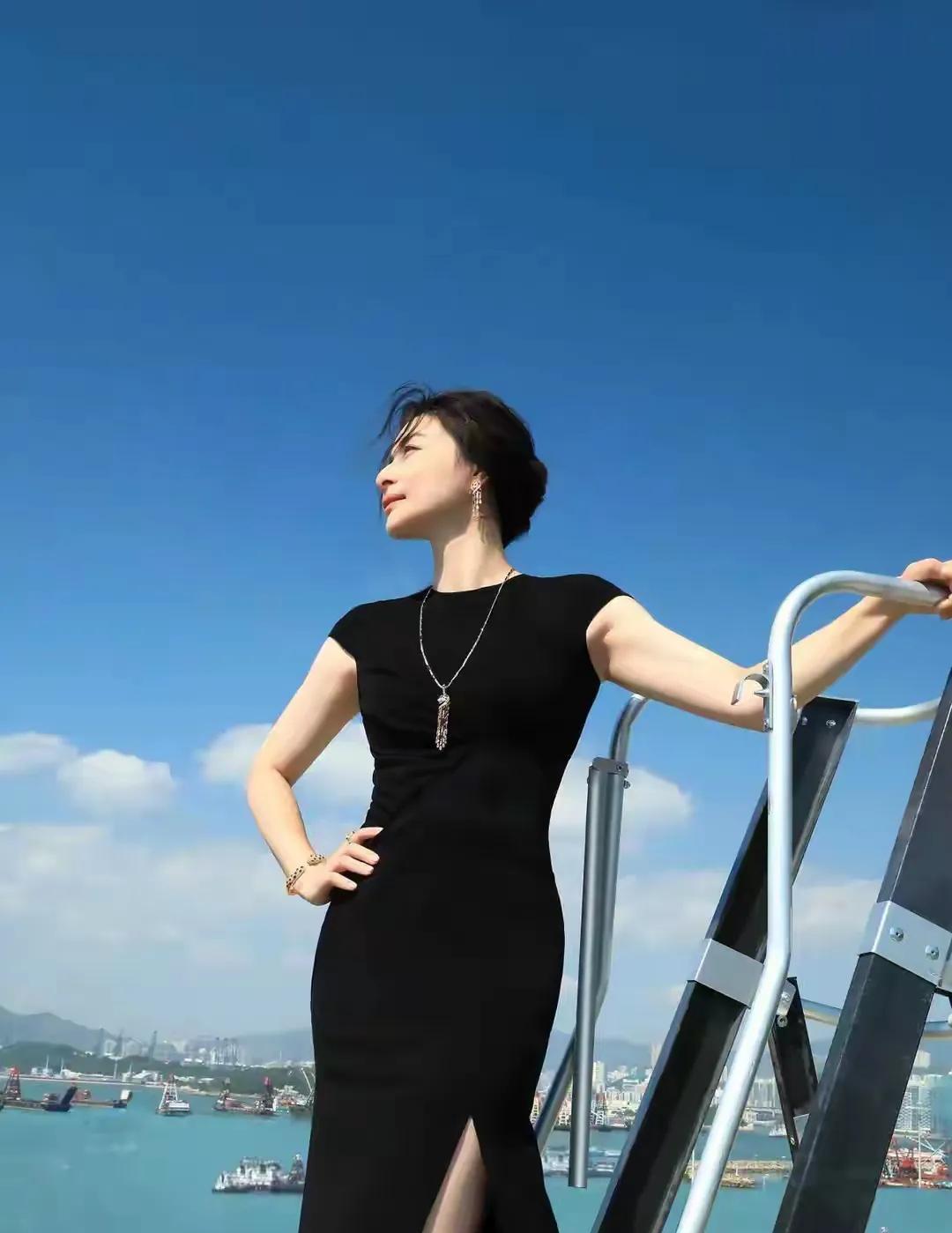 郭晶晶带儿女参观陈漫展览，郭晶晶和自己的大片合影，郭晶晶真美
