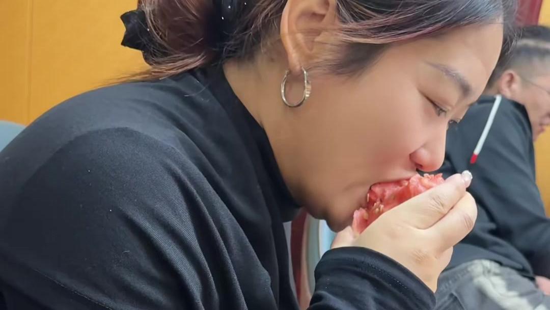 女生穿了一条皮裤，没想到裤子自己烂掉了，网友：这皮裤有年头了